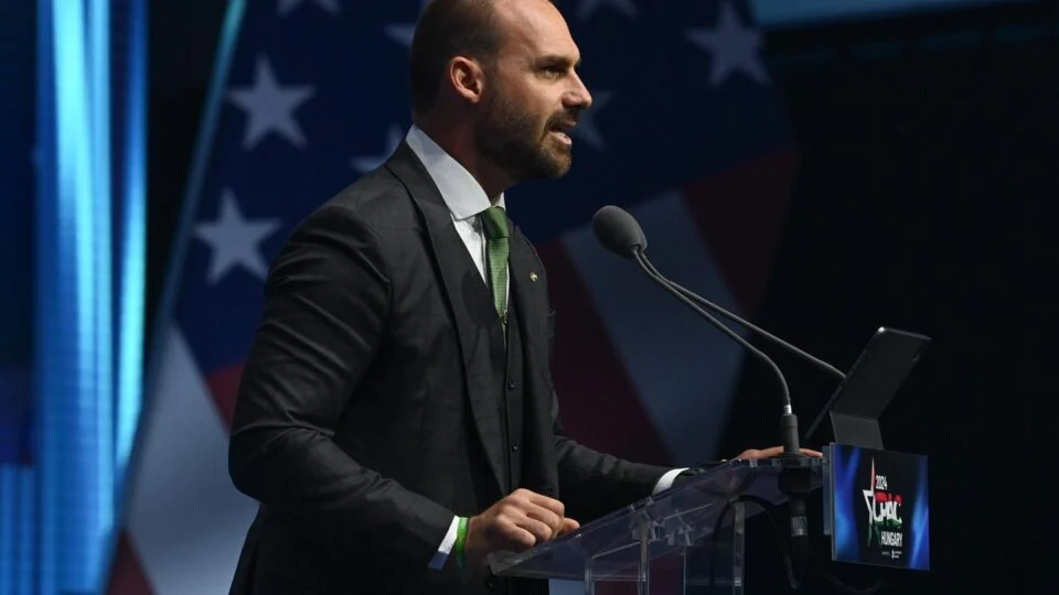 Eduardo Bolsonaro deixa vácuo e direita busca senadores para enfrentar Lula