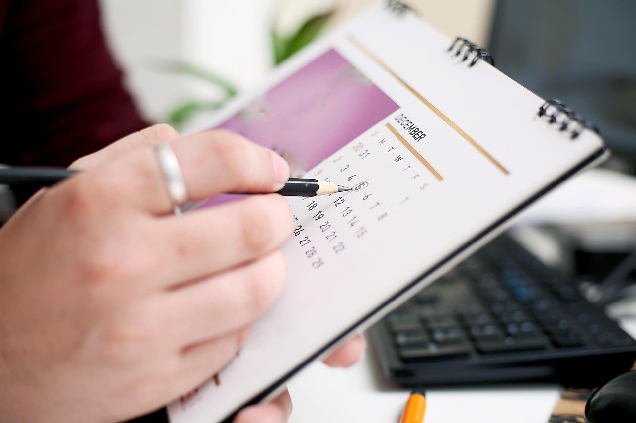 Empresas adotam jornada de quatro dias, mas executivos enfrentam pressão e ansiedade