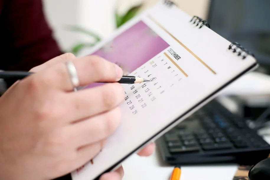 Empresas adotam jornada de quatro dias, mas executivos enfrentam pressão e ansiedade