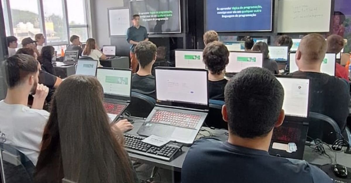 Entra21 prorroga inscrições até 24 de fevereiro e oferece 500 vagas em SC