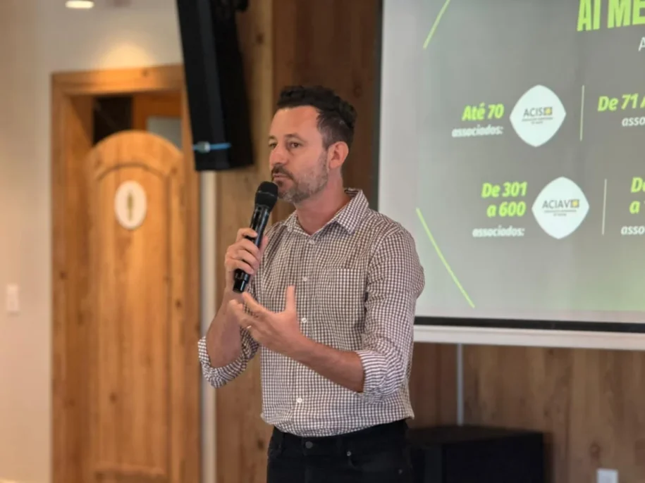 Estevão Guerreiro destaca desafios em reunião da FACISC em Treze Tílias/SC