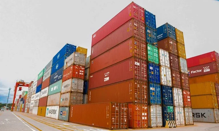 EUA Revogam Tarifas e Impõem Nova Taxa de 10% às Exportações Brasileiras