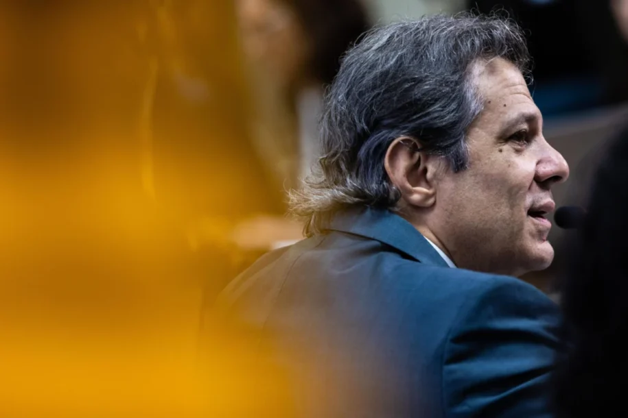 Fernando Haddad critica fragilidade da democracia em lançamento de livro em SP