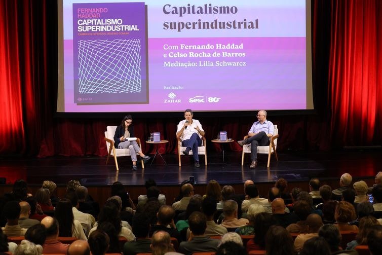 Fernando Haddad lança livro e critica a classe dominante sobre o Estado
