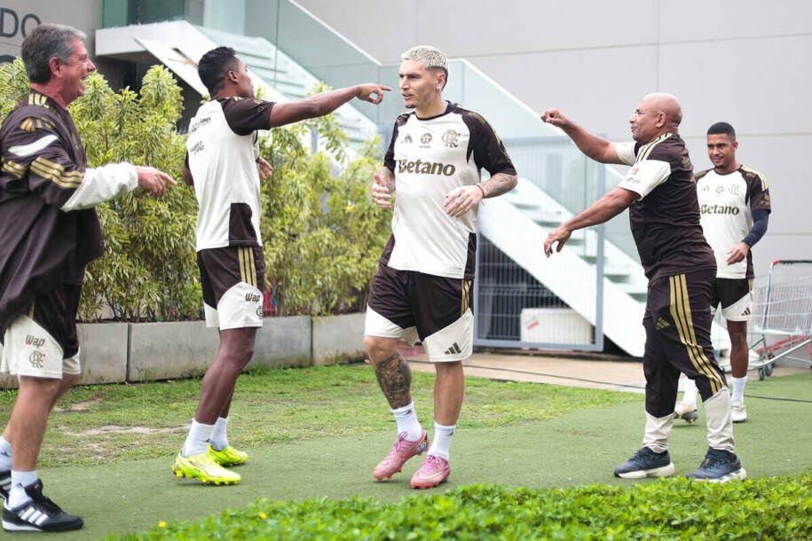 Flamengo busca vitória decisiva contra o Vitória após início ruim no Brasileirão