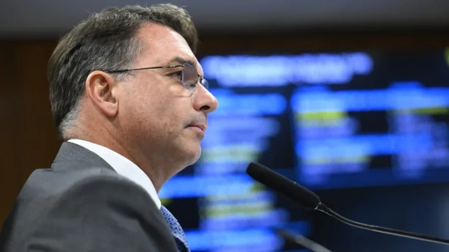 Flávio Bolsonaro critica governo Lula e Macron em entrevista à CNews TV