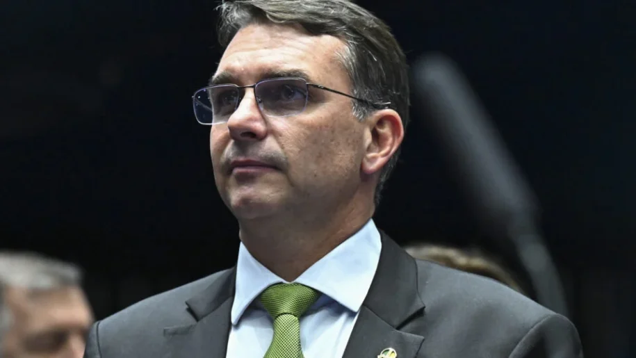 Flávio Bolsonaro critica Lula e aposta em Tarcísio para vencer eleição de 2026