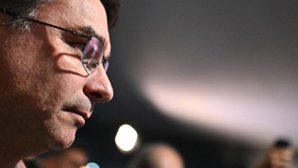 Flávio Bolsonaro lança candidatura à presidência e mira eleitor de centro em 2026