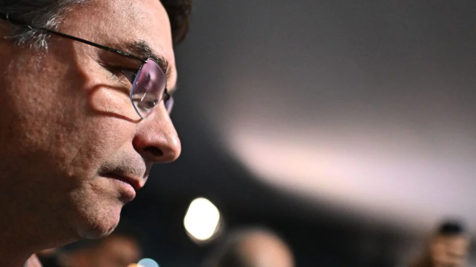 Flávio Bolsonaro lança candidatura à presidência e mira eleitor de centro em 2026