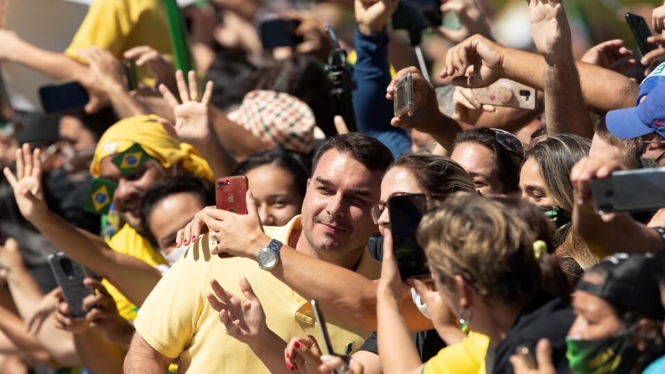 Flávio Bolsonaro lidera disputa contra Lula, mas rejeição é alarmante