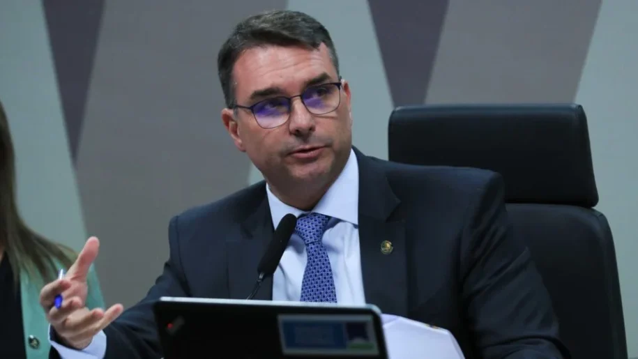 Flávio Bolsonaro promete apoiar mandato único e critica Lula em entrevista