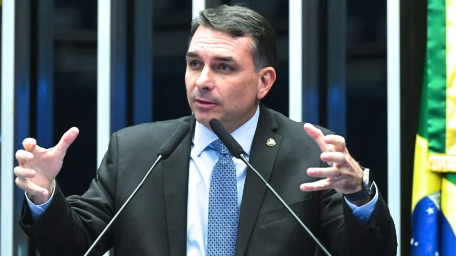 Flávio Bolsonaro propõe ‘tesouraço’ em impostos e critica déficit de Lula