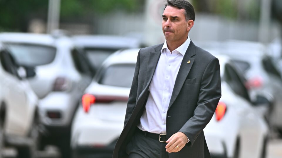 Flávio Bolsonaro revela cautela de Jair Bolsonaro sobre Senado em SP