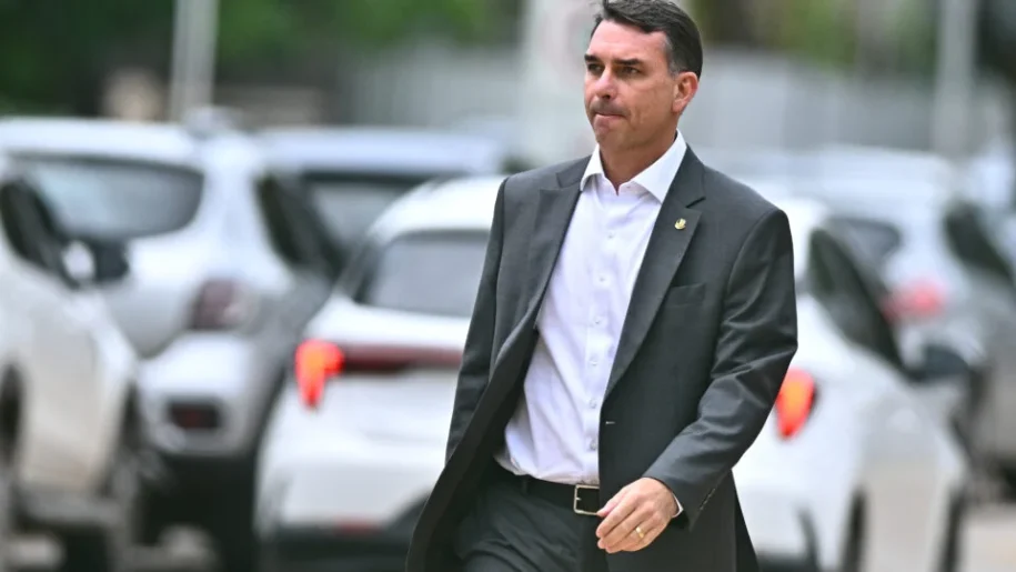 Flávio Bolsonaro revela cautela de Jair Bolsonaro sobre Senado em SP