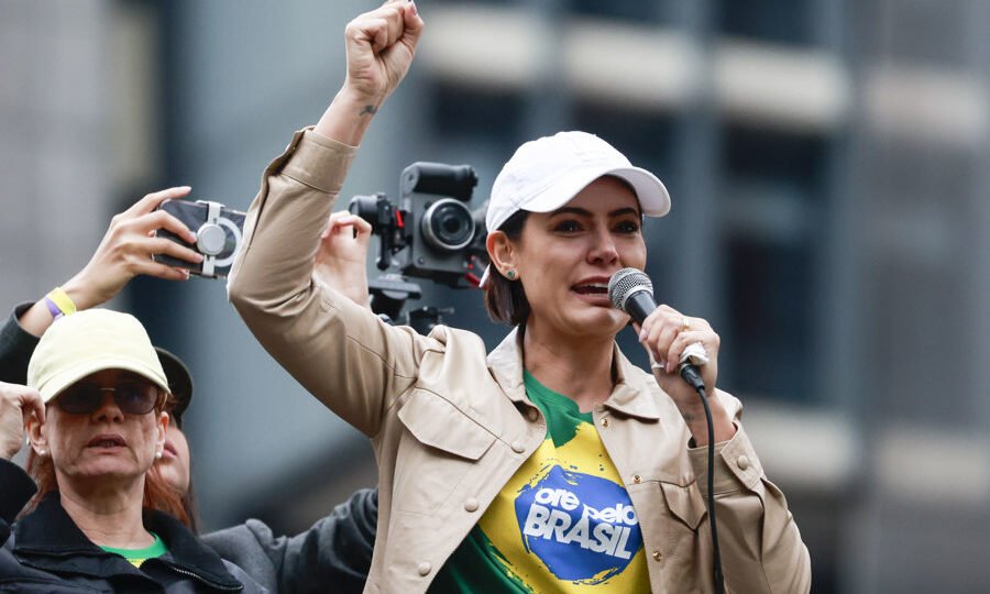 Flávio Bolsonaro revela que Michelle pode ser pré-candidata ao Senado no DF