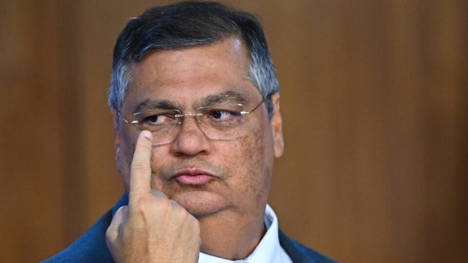 Flávio Dino proíbe novos 'penduricalhos' e STF decidirá sobre teto constitucional