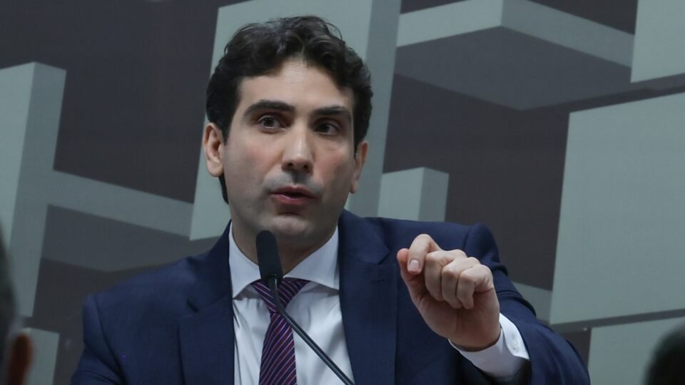 Gabriel Galípolo defende meta de inflação de 3% e desafia o PT em polêmica