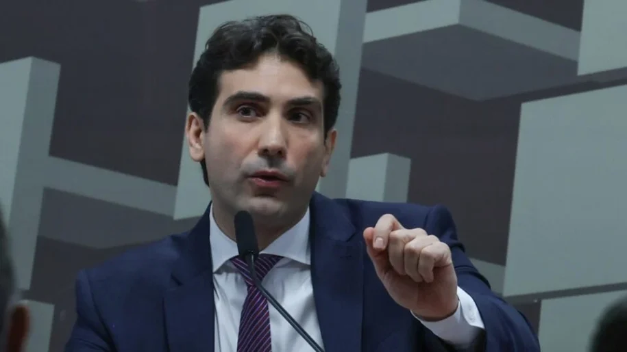Gabriel Galípolo defende meta de inflação de 3% e desafia o PT em polêmica