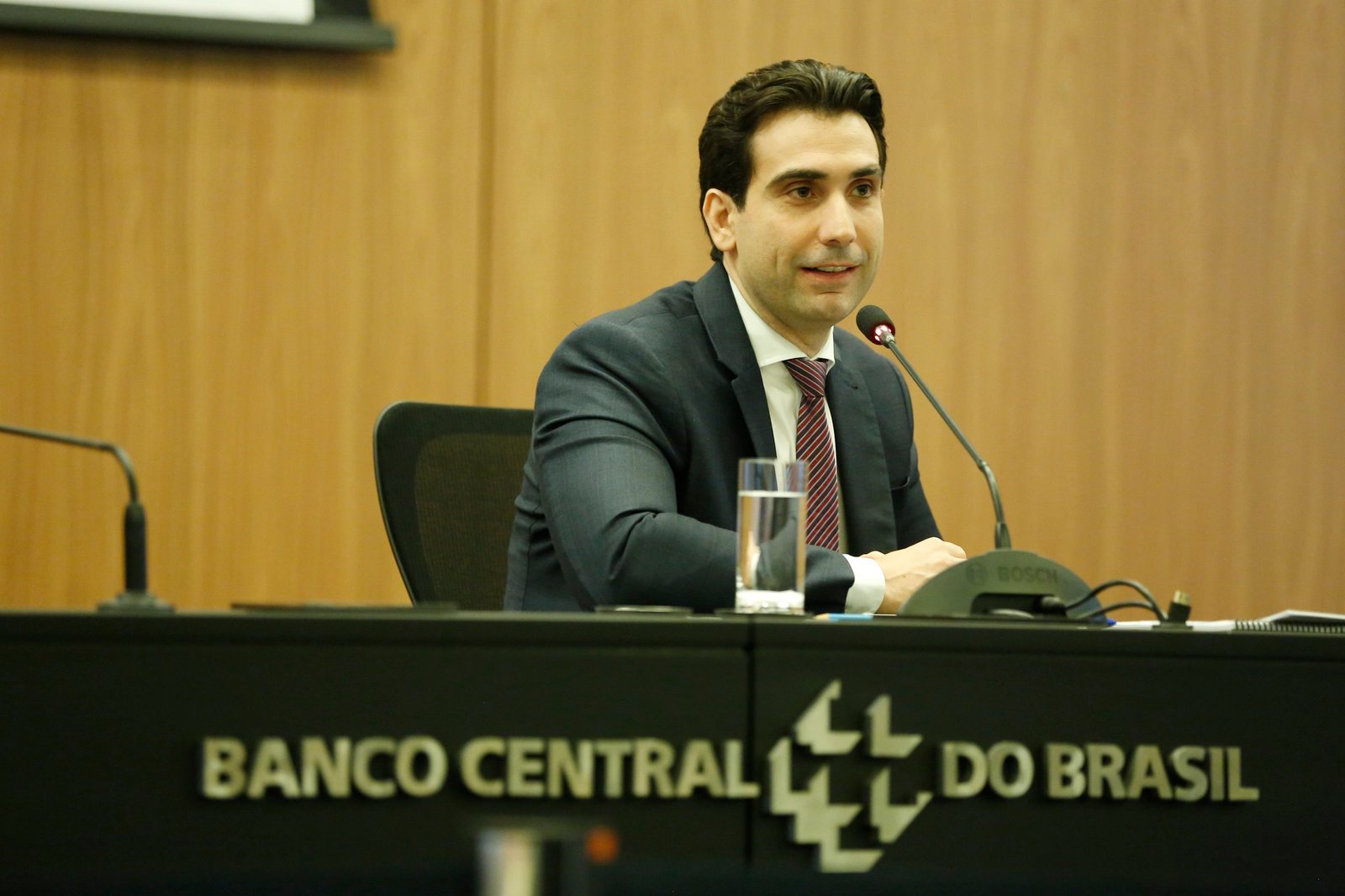 Galípolo e Picchetti discutem futuro econômico em reunião do BIS enquanto Brasil aguarda acordos