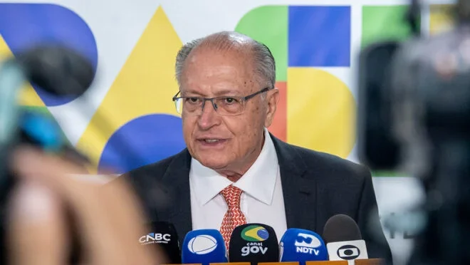 Geraldo Alckmin defende debate sobre jornada de trabalho e provoca tensão