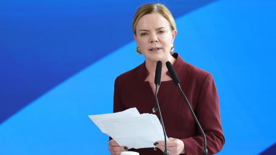 Gleisi Hoffmann critica estudos que alertam sobre fim da escala 6x1 e seus custos