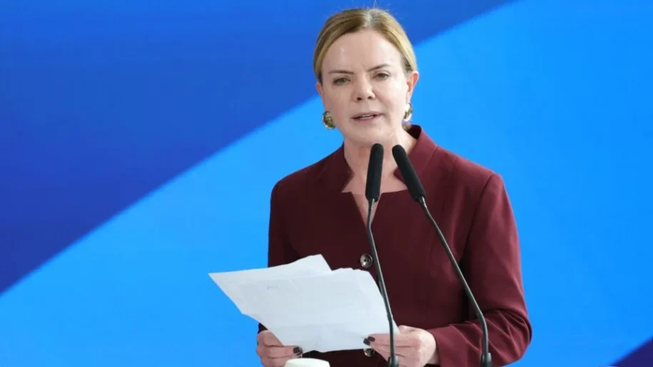 Gleisi Hoffmann critica estudos que alertam sobre fim da escala 6×1 e seus custos