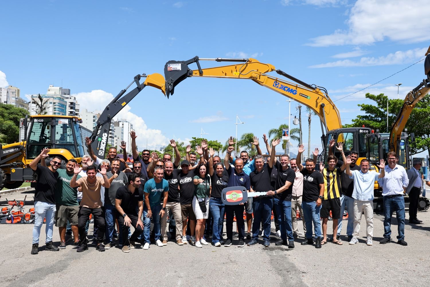 Governador Jorginho Mello entrega 48 máquinas e veículos para Florianópolis e gera expectativa