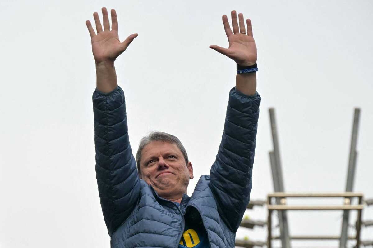 Governador Tarcísio de Freitas apoia Flávio Bolsonaro em reunião decisiva