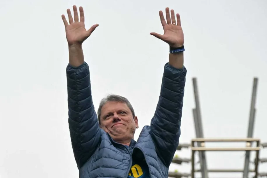 Governador Tarcísio de Freitas apoia Flávio Bolsonaro em reunião decisiva