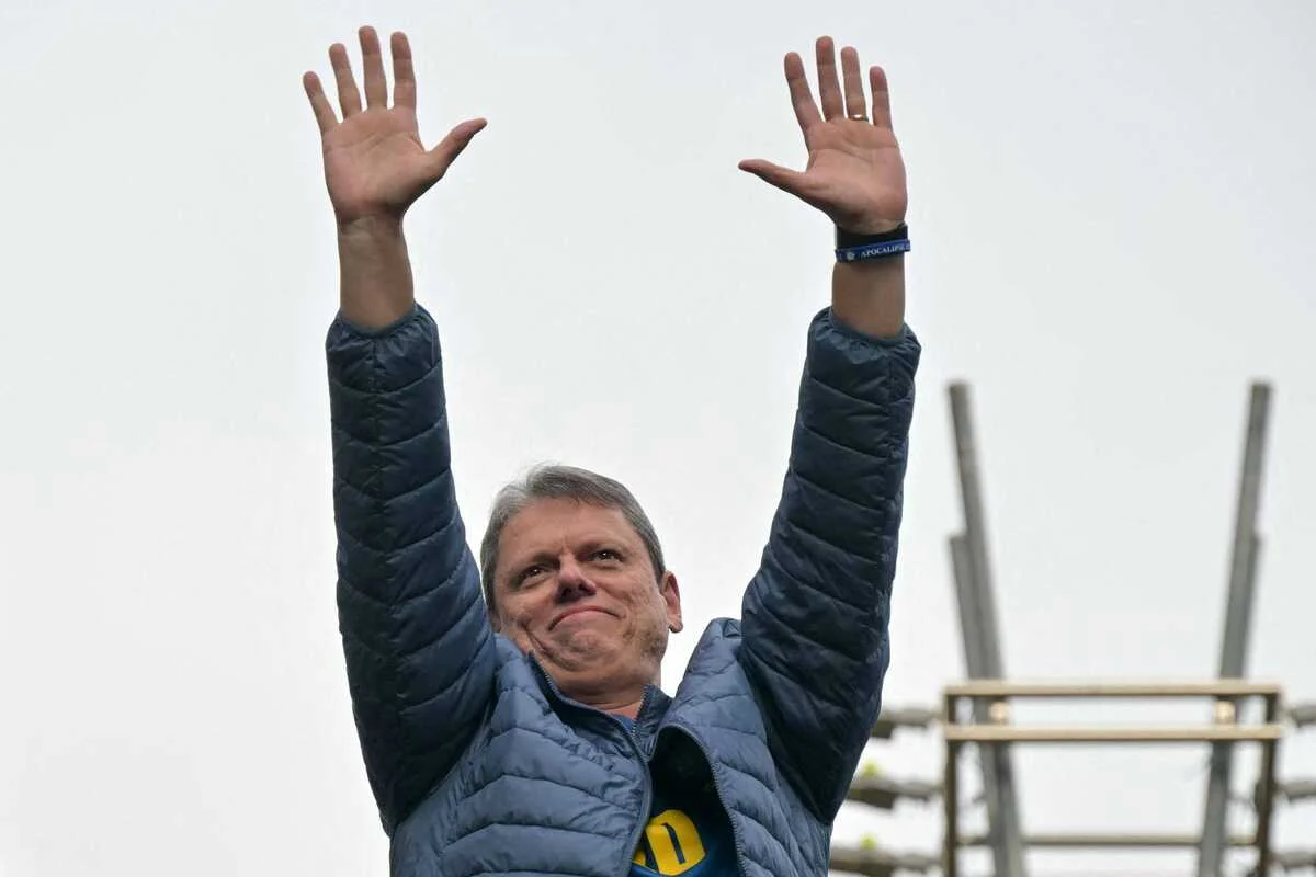 Governador Tarcísio de Freitas apoia Flávio Bolsonaro em reunião decisiva