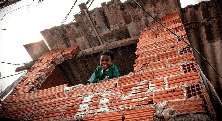 Governo do Brasil regulariza 83 comunidades urbanas e beneficia 140 mil famílias