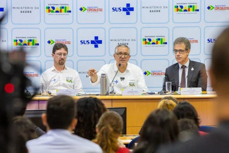 Governo Lula anuncia 3 mil novas residências médicas e 900 especialistas para o SUS