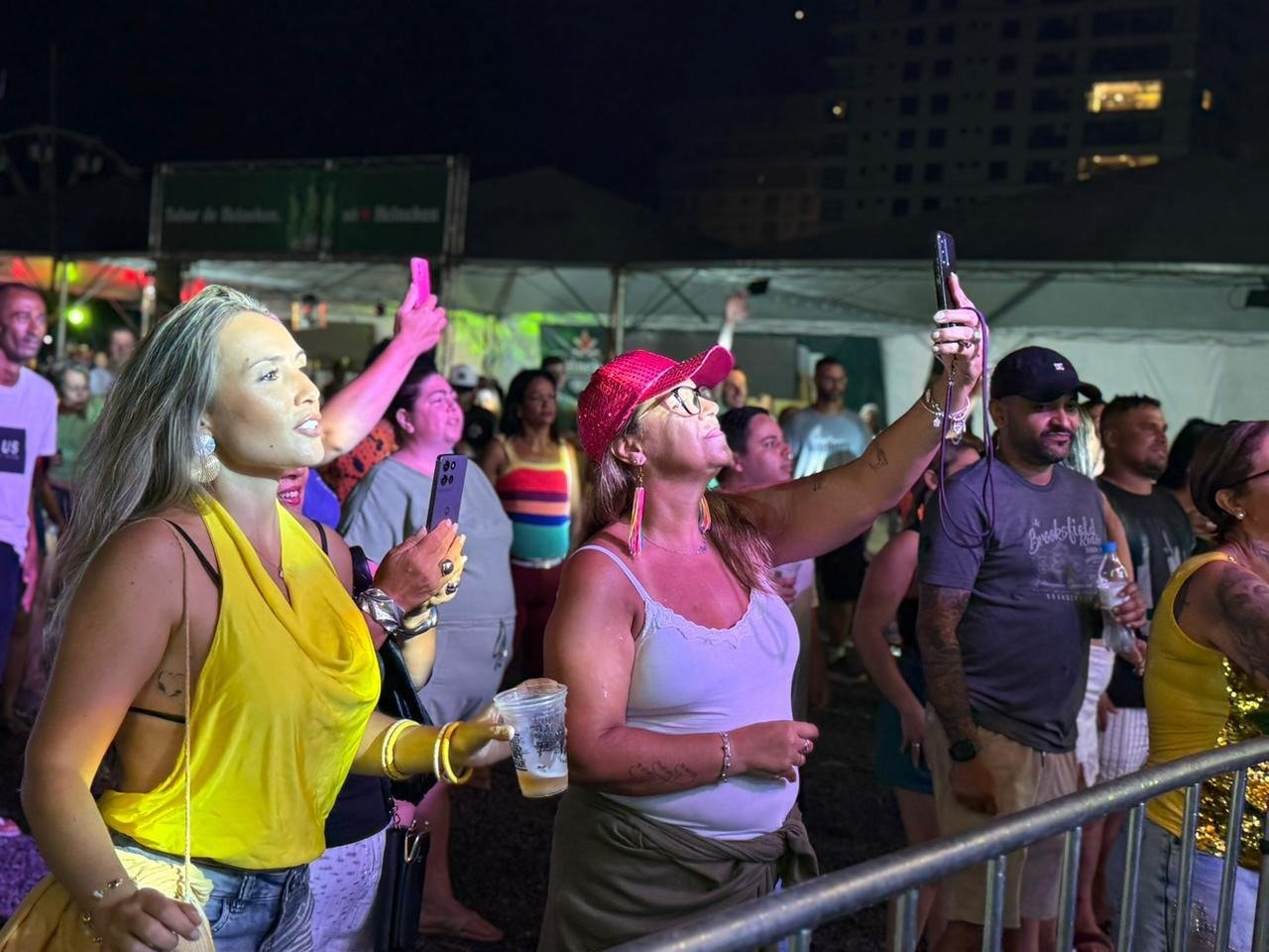 Grupo Chocolate anima Carnaval de Itapema 2026 na Arena Viva Verão apesar da chuva