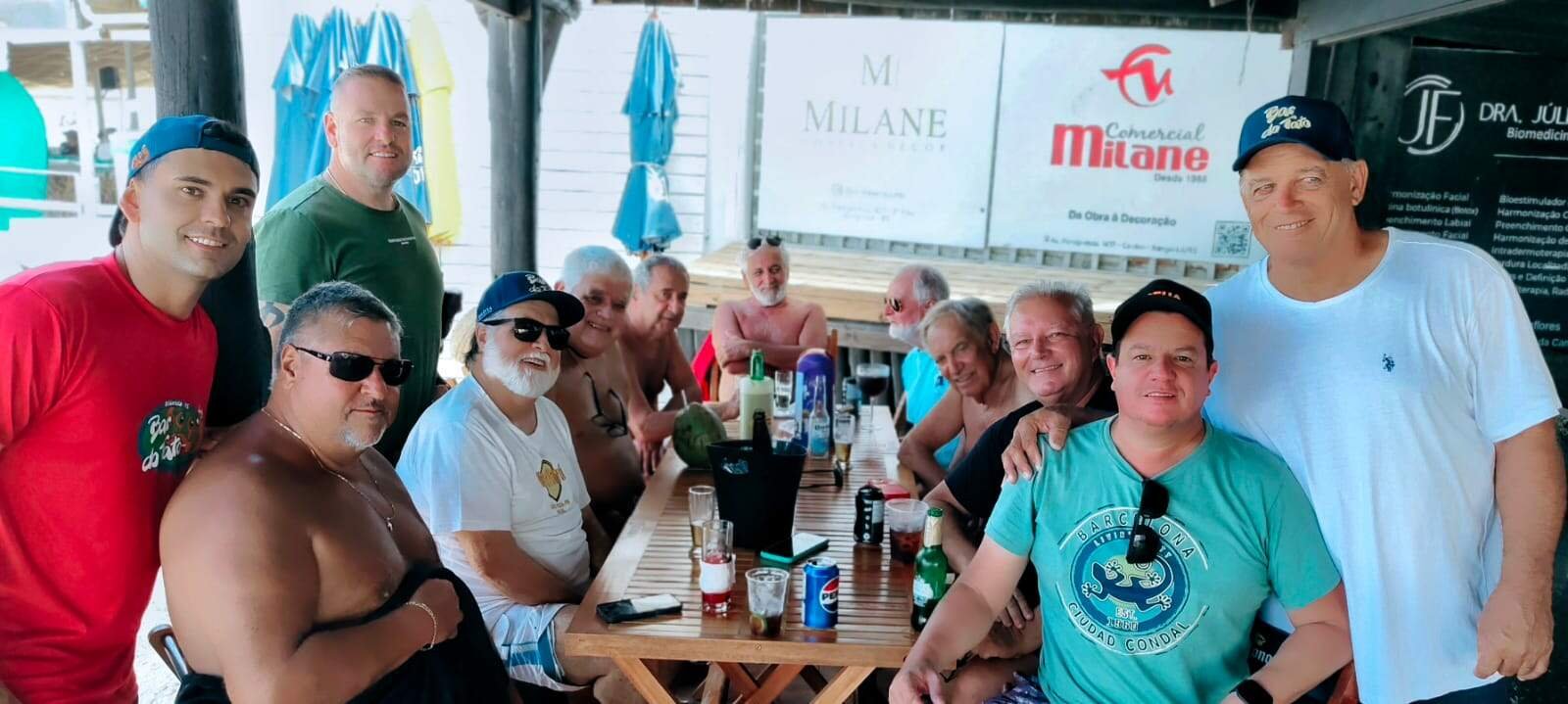 Grupo de torcedores do Inter homenageia Abel Braga com estátua na praia de Atlântida