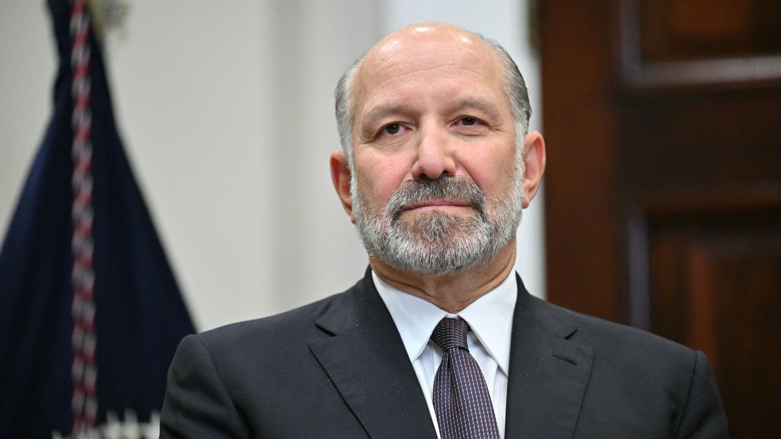 Howard Lutnick admite visita à ilha de Jeffrey Epstein e gera polêmica no Senado