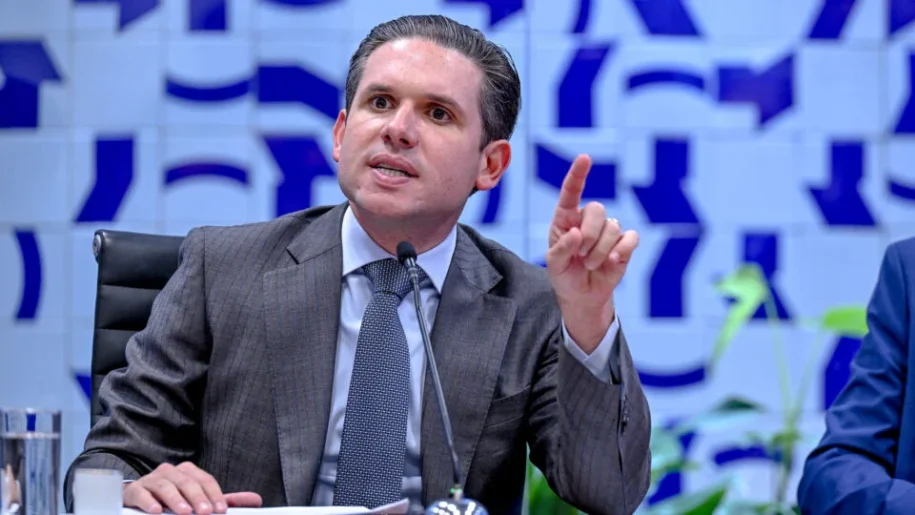 Hugo Motta propõe PEC que pode extinguir escala de trabalho 6×1 e gera polêmica