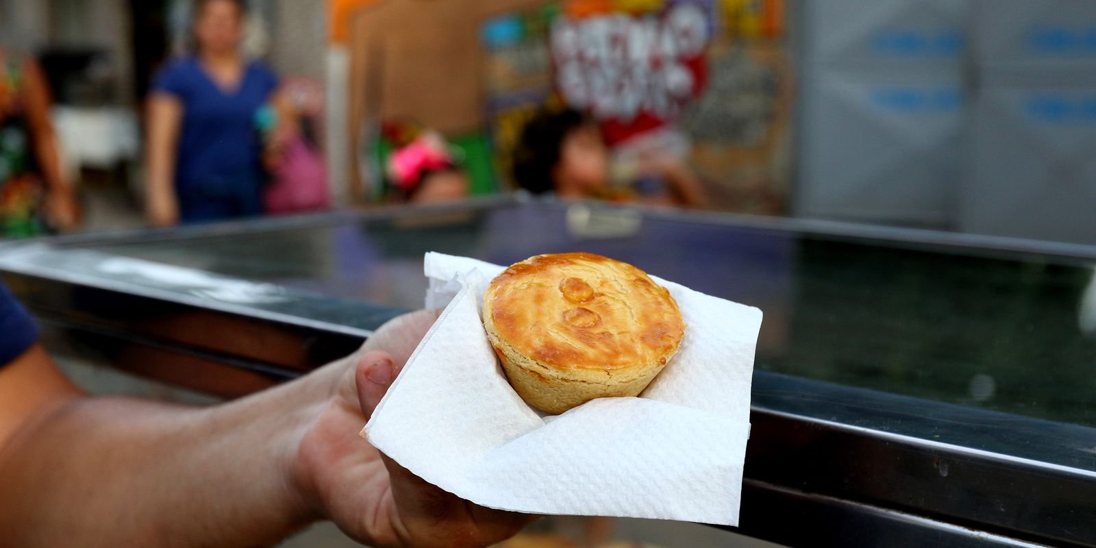 IBGE revela crescimento de 2,8% no setor de serviços, mas recuo em dezembro gera tensão