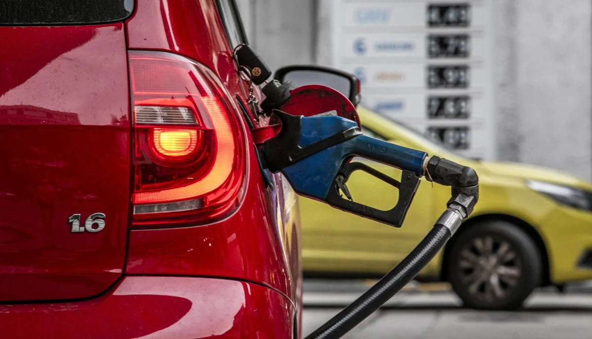 IBGE revela que aumento do ICMS faz gasolina subir 2,06% e impacta IPCA