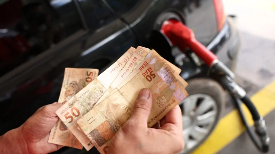 IBGE revela que combustíveis elevam inflação a 0,33% em janeiro e gera tensão