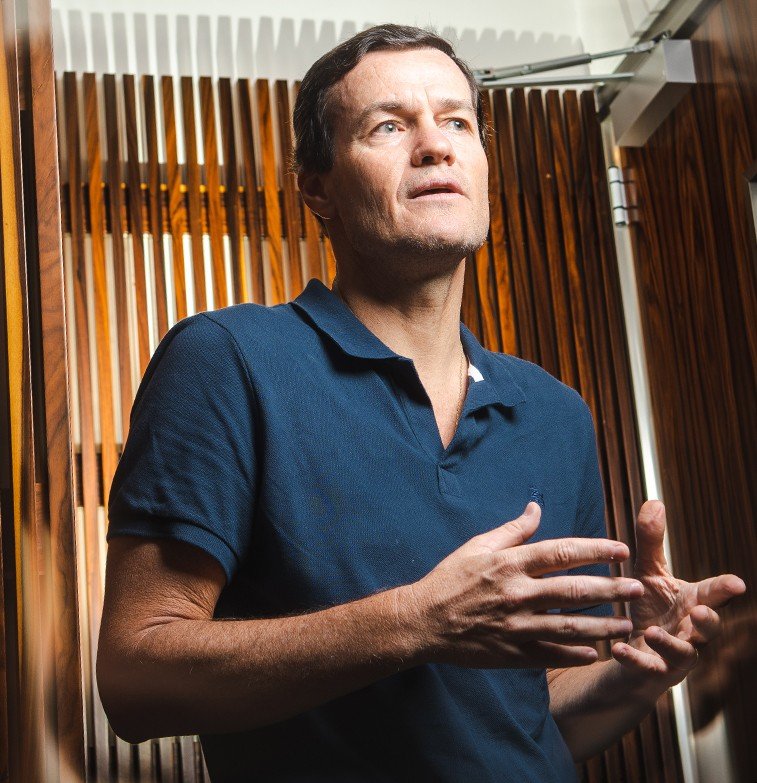 Ibovespa atinge novo recorde e Dólar despenca em cenário favorável