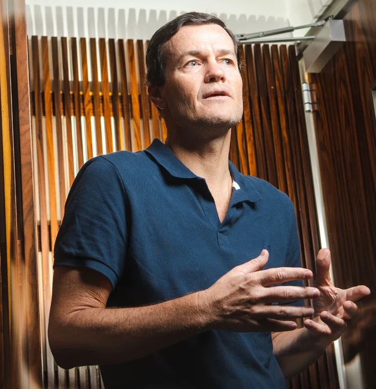 Ibovespa atinge novo recorde e Dólar despenca em cenário favorável