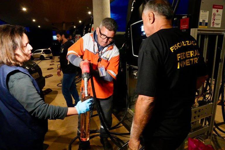 Inmetro e ANP lançam Operação Tô de Olho e fiscalizam 180 postos de combustíveis