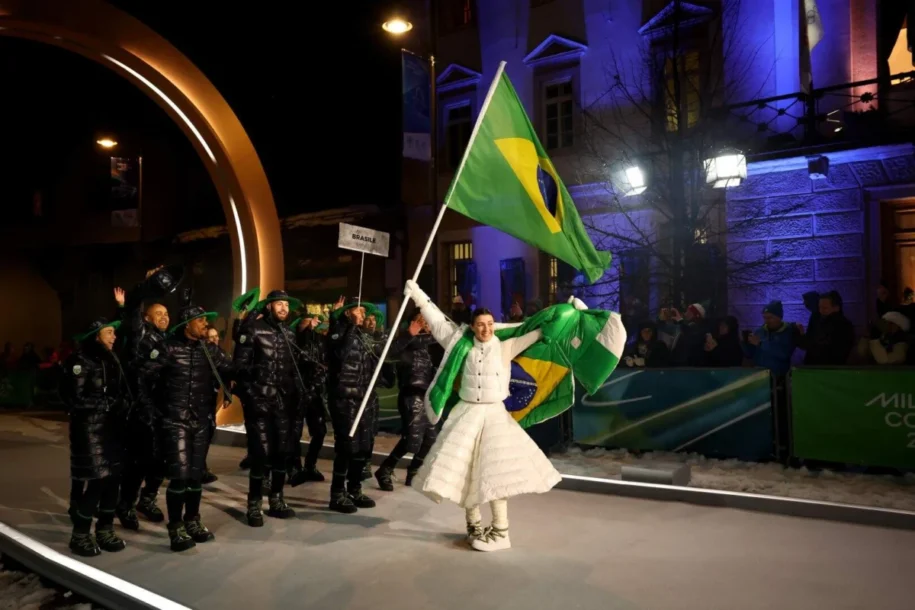 Jogos Olímpicos de Inverno: Brasil brilha com bandeira em Milão e Mariah Carey encanta