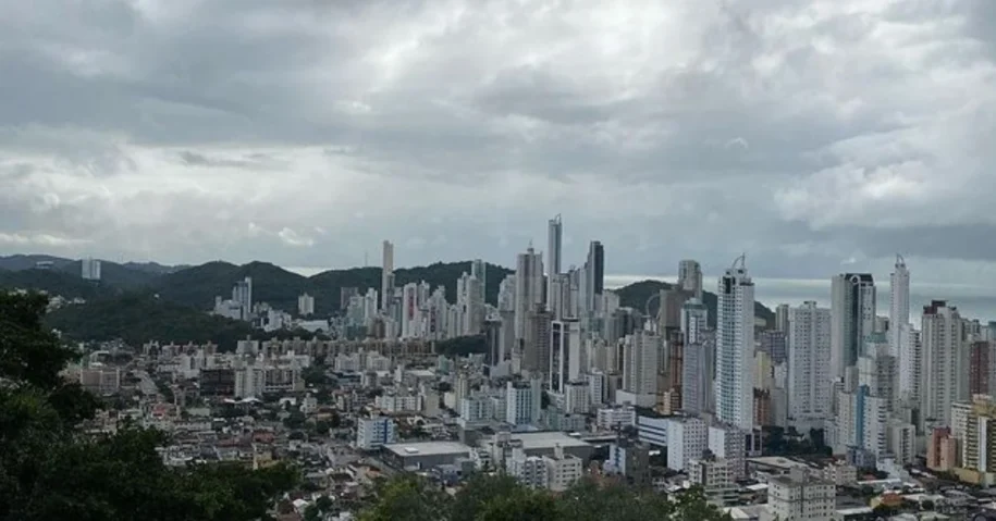 LabClima prevê dias nublados e chuvas em Balneário Camboriú nesta semana