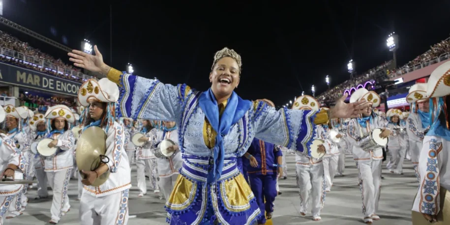 Laísa Lima faz história como a primeira mulher mestra de bateria na Sapucaí