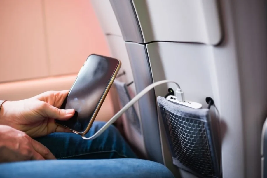 LATAM desvia voo após incidente com power bank; ANAC atualiza regras de transporte