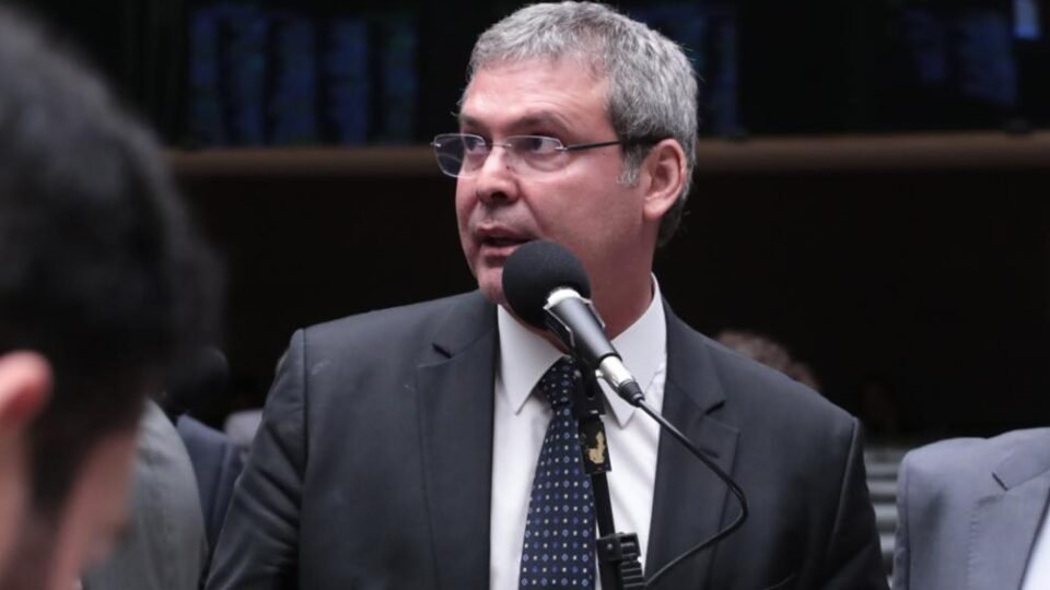Lindbergh Farias aciona TSE contra Flávio Bolsonaro por propaganda antecipada