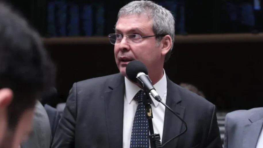 Lindbergh Farias aciona TSE contra Flávio Bolsonaro por propaganda antecipada