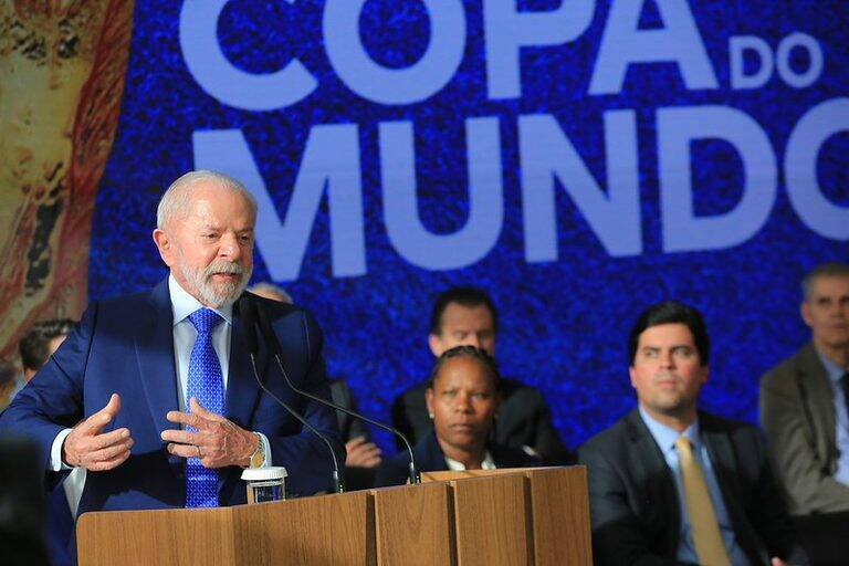 Lula cobra valorização do futebol feminino durante cerimônia do Tour da Taça