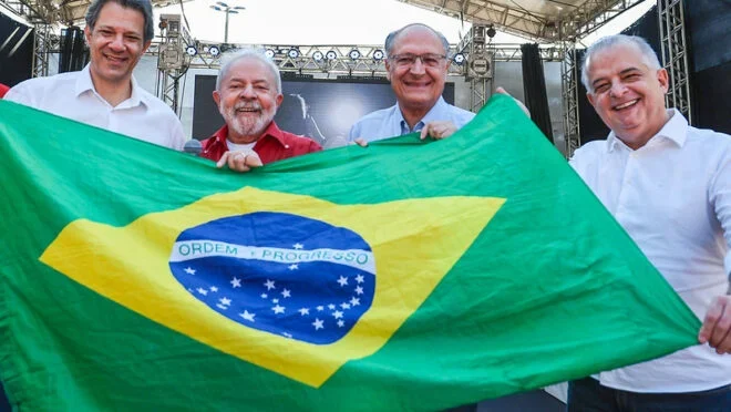 Lula congestiona palanque em São Paulo com Haddad, Tebet e até Alckmin em 2026